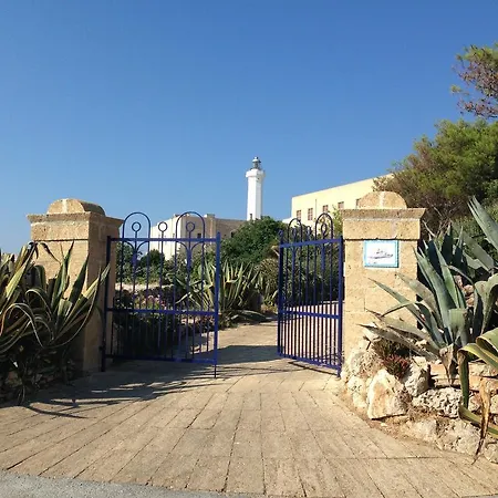 Tina Ai Piedi Del Faro Di Leuca