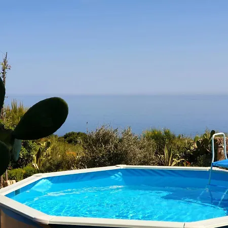 Tina Ai Piedi Del Faro Di Leuca Леука