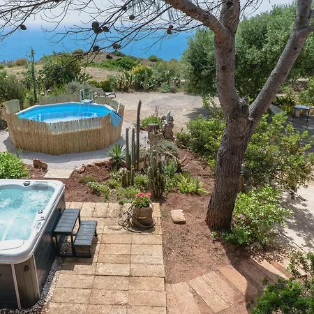 Tina Ai Piedi Del Faro Di Leuca * Леука