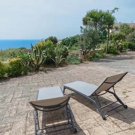 Tina Ai Piedi Del Faro Di Leuca *