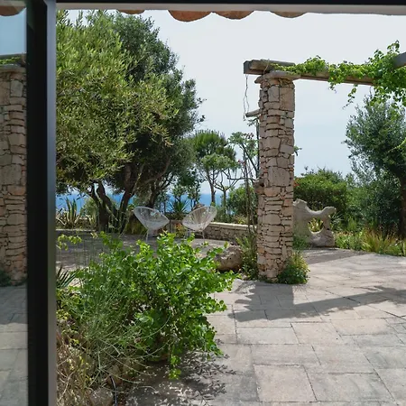 Tina Ai Piedi Del Faro Di Leuca * Леука